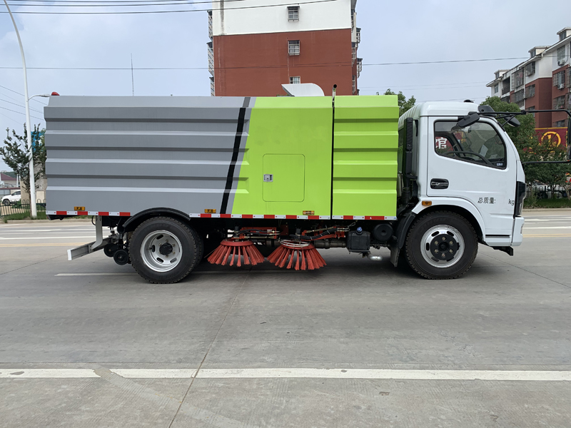 東風(fēng)大多利卡2水5.5塵掃路車(chē)