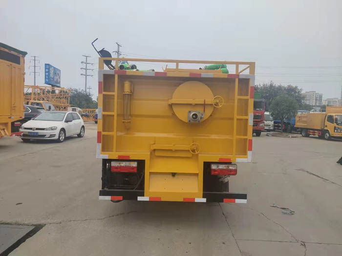 國(guó)六東風(fēng)小多利卡污水處理車(chē)